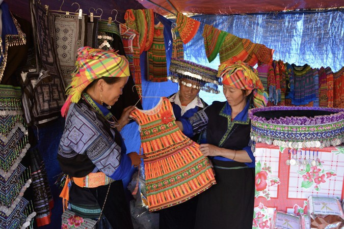 Tham gia phiên chợ vùng cao - Ảnh 2 Tham gia phiên chợ vùng cao - Ảnh 2