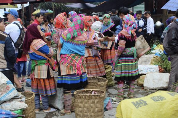 Tham gia phiên chợ vùng cao - Ảnh 3 Tham gia phiên chợ vùng cao - Ảnh 3