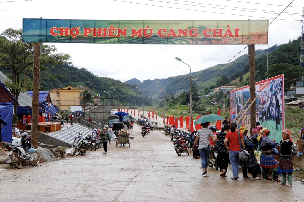 Tham gia phiên chợ vùng cao - Ảnh 1 Tham gia phiên chợ vùng cao - Ảnh 1