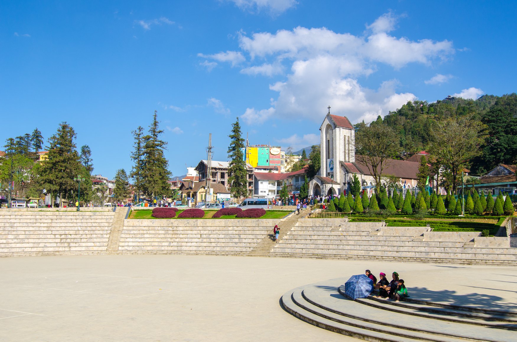 Ăn trưa tại nhà hàng với các món ẩm thực nổi tiếng tại Sapa Ăn trưa tại nhà hàng với các món ẩm thực nổi tiếng tại Sapa