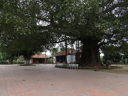 Di Tích Thành Bản Phủ - Đền Thờ Hoàng Công Chất