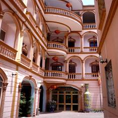 Khách Sạn Tháp Vàng