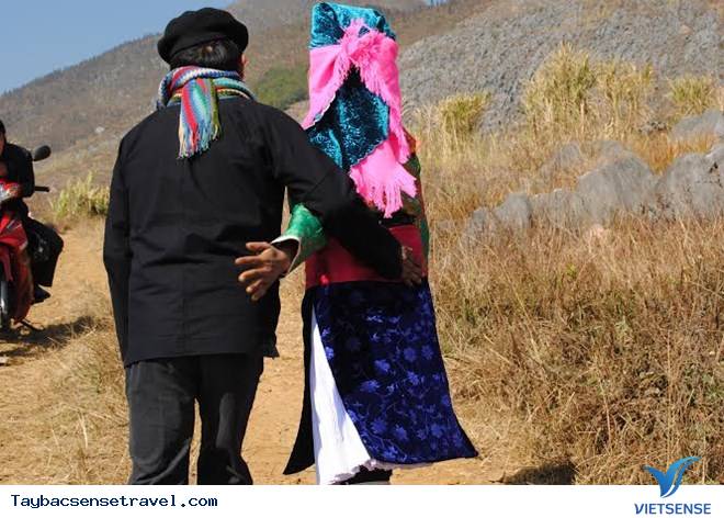 Vỗ mông kén vợ của chàng trai Mông Vỗ mông kén vợ của chàng trai Mông