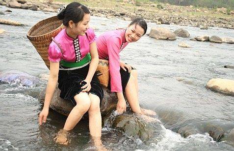 Tục chọc sàn của người Thái Tục chọc sàn của người Thái