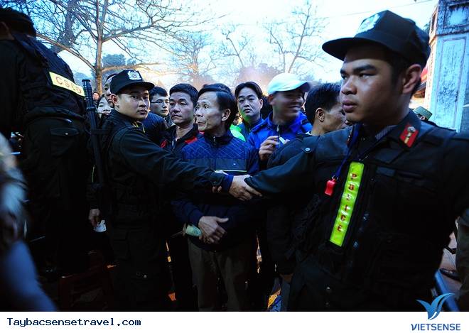 Niềm vui của người dân khi xin được ấn Đền Trần dịp năm mới - Ảnh 2