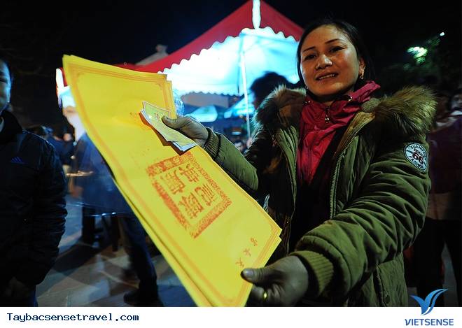 Niềm vui của người dân khi xin được ấn Đền Trần dịp năm mới - Ảnh 1