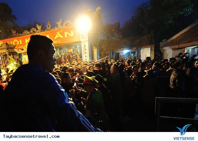 Sự đông đúc của lễ hội khai ấn Đền Trần, Nam Định - Ảnh 2