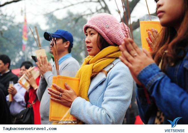 Niềm vui của người dân khi xin được ấn Đền Trần dịp năm mới - Ảnh 3