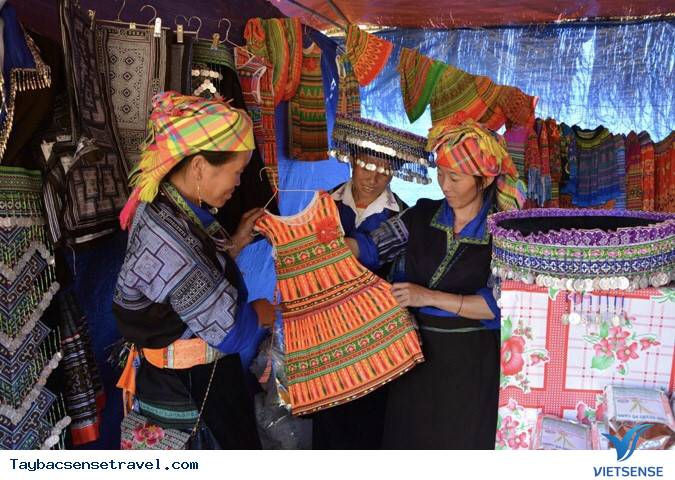 Tham gia phiên chợ vùng cao