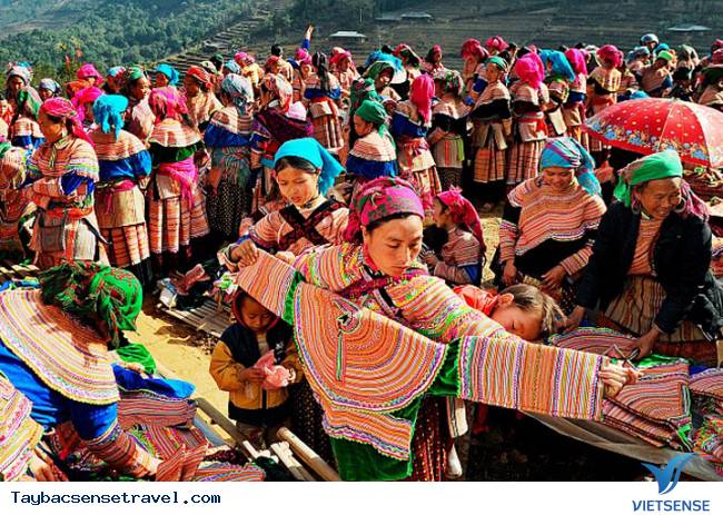 Tham gia chợ phiên Tả Sìn Thàng - Ảnh 1 Tham gia chợ phiên Tả Sìn Thàng - Ảnh 1